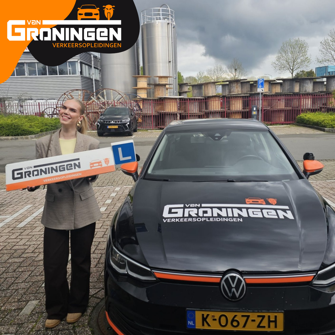 Geslaagde leerling naast de lesauto