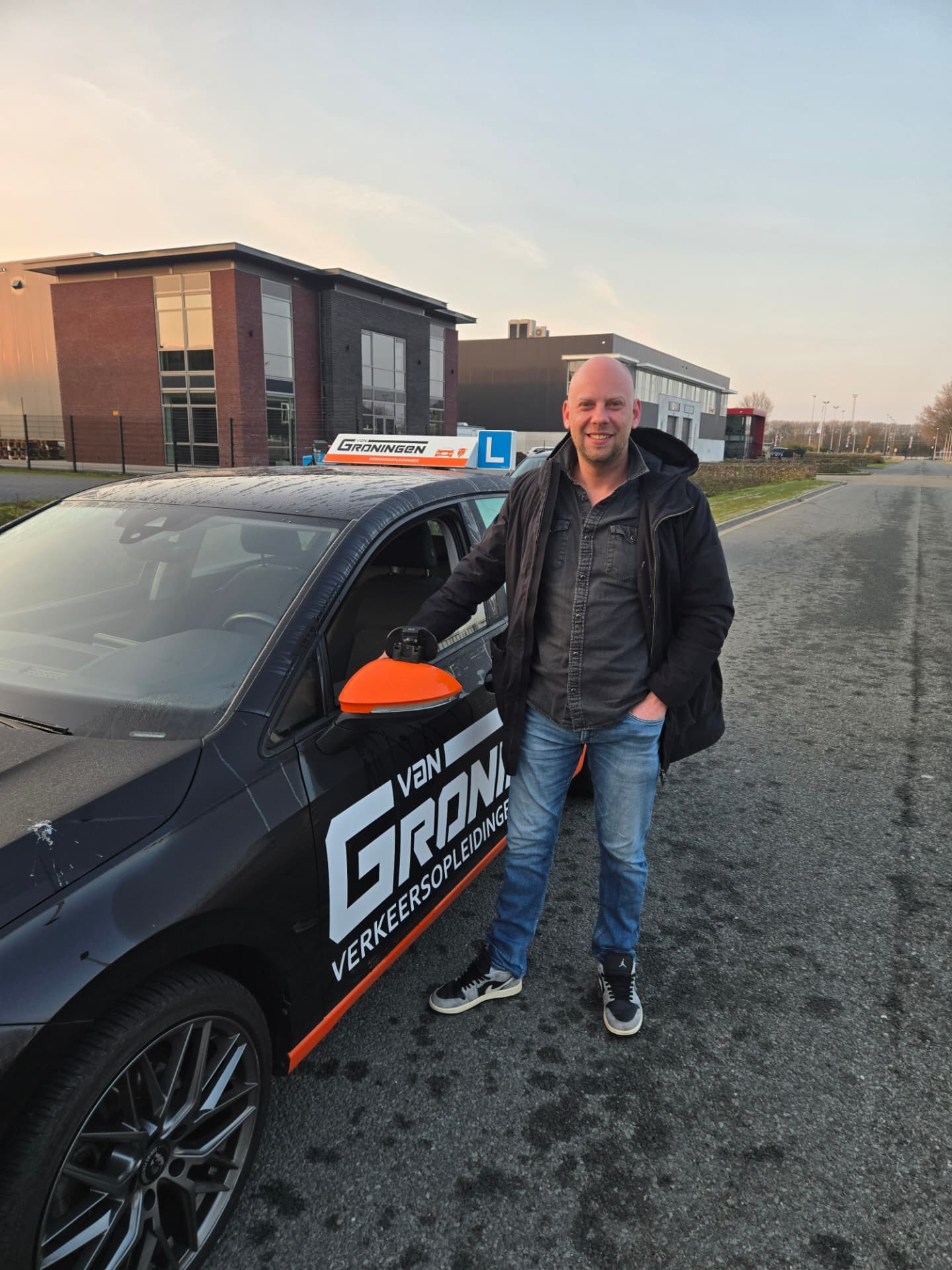 Jerry, rij-instructeur autorijles, bij de lesauto van Van Groningen Verkeersopleidingen