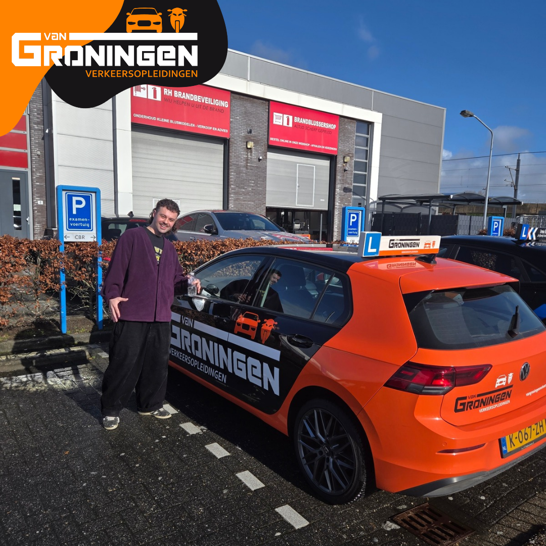 Geslaagde leerling naast de lesauto