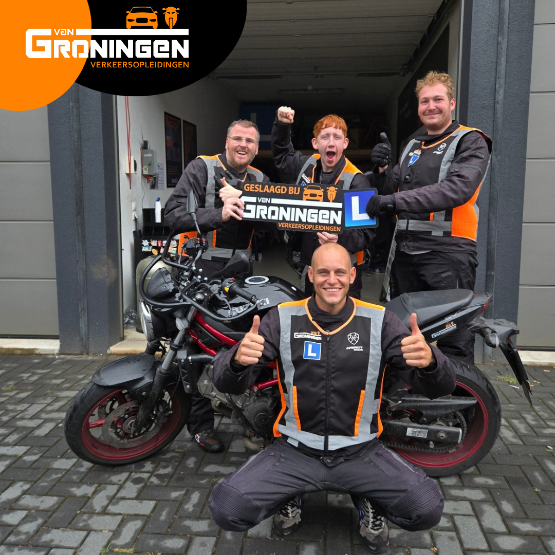 Groep geslaagde motorleerlingen bij de lesmotor