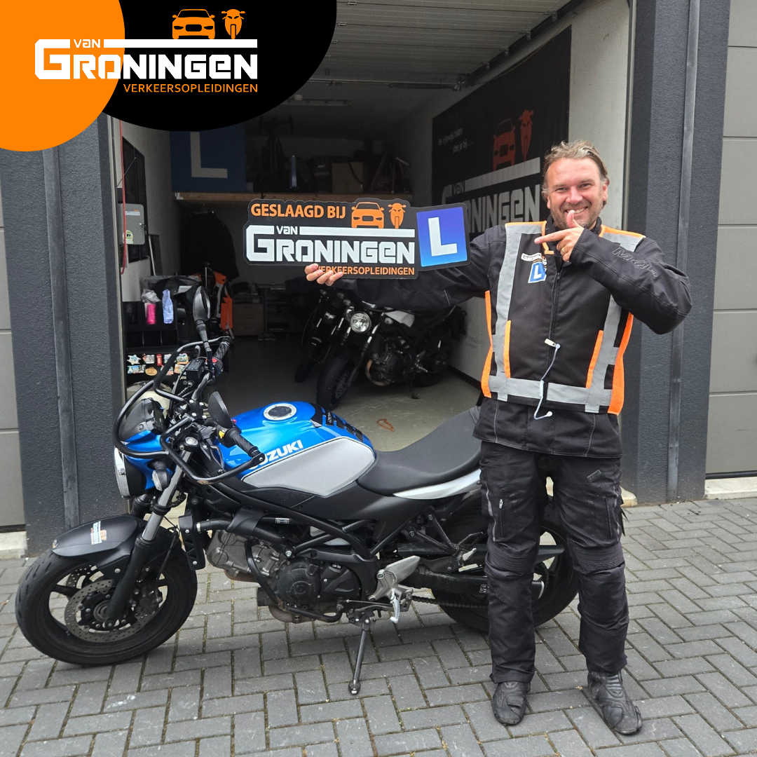 Geslaagde motorleerling met het GESLAAGD-bord bij de lesmotor