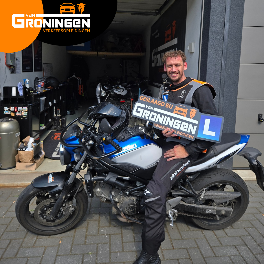 Geslaagde motorleerling op de lesmotor