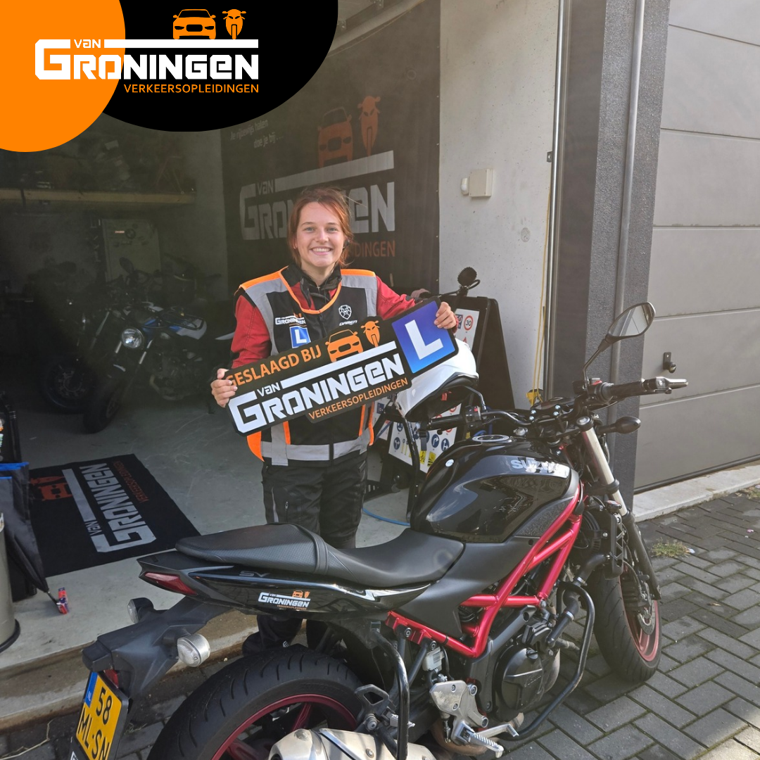 Geslaagde motorleerling naast de lesmotor
